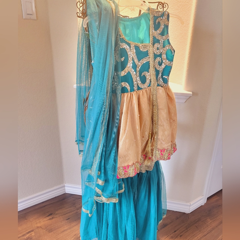 PAKISTANI OUTFIT